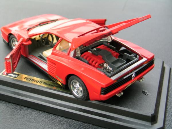 Bburago Ferrari Testarossa Coupe, rot, 1:24