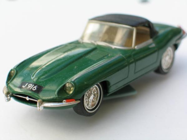 Dinky Jaguar E-Type V12 Cabrio, dunkelgrün, (ca. 10,3 x 3,7 cm)
