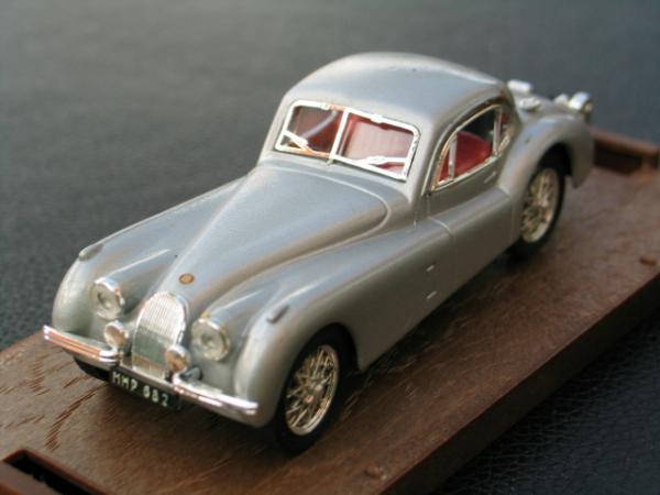 Brumm Jaguar XK 120 Coupe, silber, 1:43 in Vitrinenbox