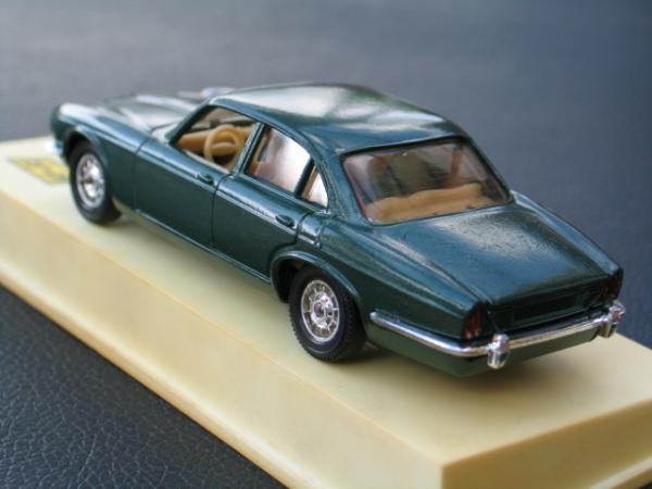 Solido Jaguar XJ 12 Sovereign, Serie II, dark green, 1:43 in Vitrinenbox