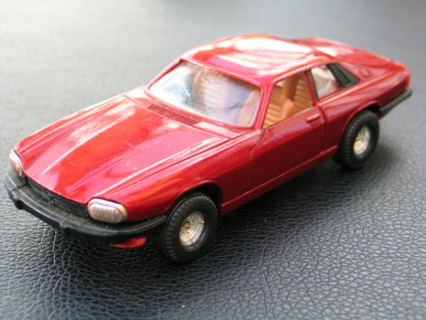 Corgi Jaguar XJ-S V12 Coupe, maroon metallic, 1:36