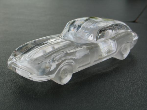 Jaguar E Coupe aus Bleikristallglas und Sockel mit Zertifikat, Masse ca. 17,0 x 7.0 cm