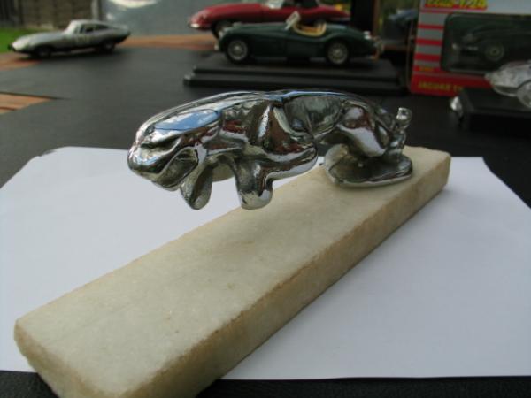 Große Jaguar Kühlerfigur (verchromt) auf Marmorsockel, Figurlänge ca. 18,5 cm