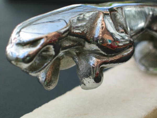 Große Jaguar Kühlerfigur (verchromt) auf Marmorsockel, Figurlänge ca. 18,5 cm
