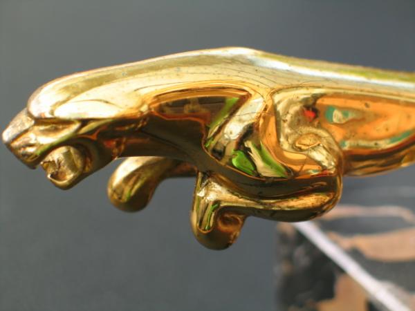 Original Jaguar Kühlerfigur (vergoldet) auf Marmorsockel, Figurlänge ca. 12,5 cm