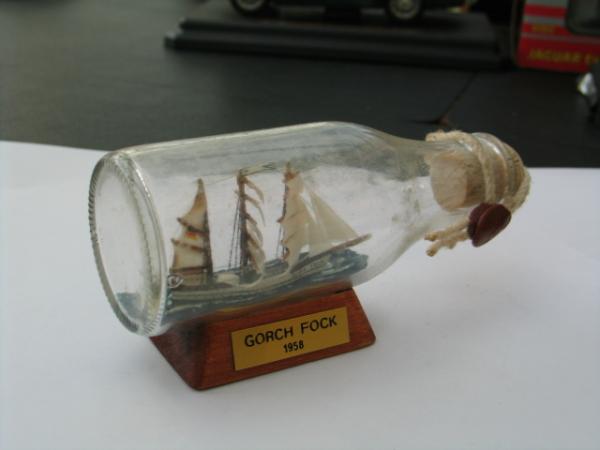 Buddelschiff Gorch Fock (1958) Glasflasche auf Sockel, Länge ca. 13,0 cm, versiegelt