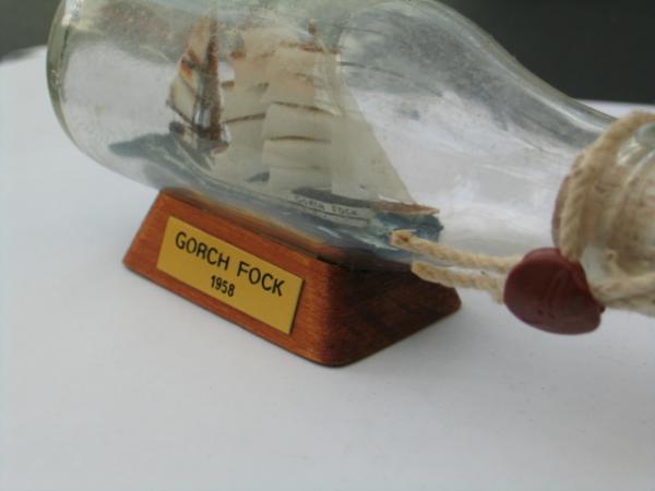 Buddelschiff Gorch Fock (1958) Glasflasche auf Sockel, Länge ca. 13,0 cm, versiegelt