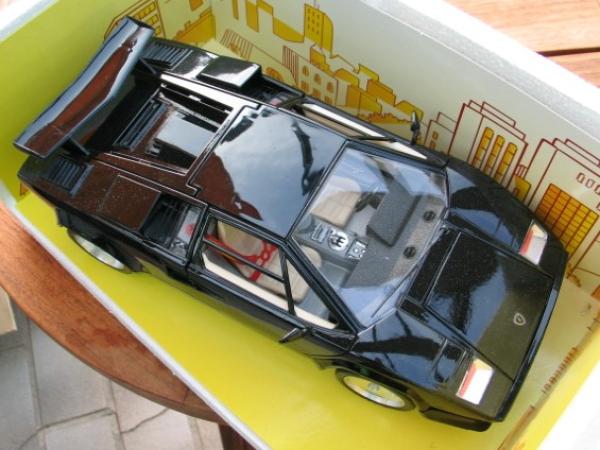 Bburago Lamborghini Countach LP 5000 S Quattrovalvole, negro, 1:18 in OVP