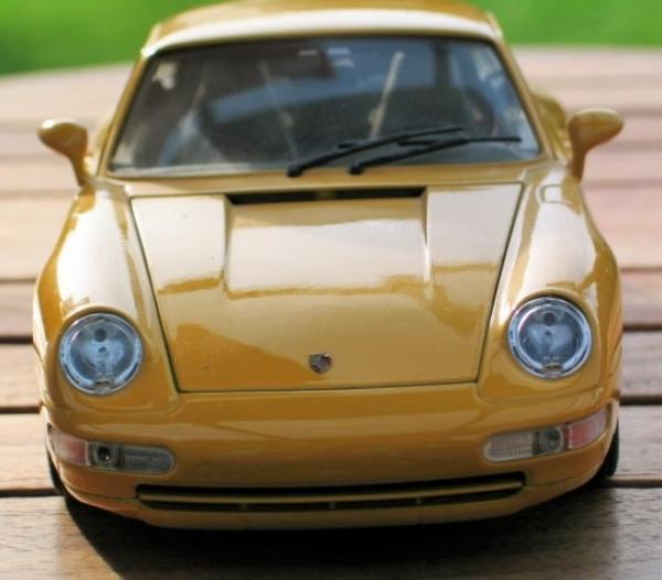Bburago Porsche 911 Coupe (993), gelb, 1:18