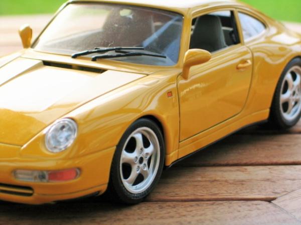 Bburago Porsche 911 Coupe (993), gelb, 1:18