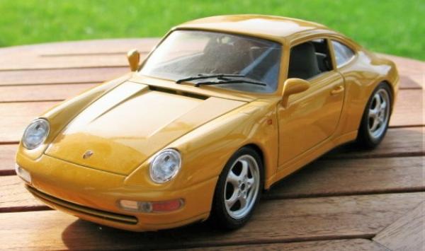 Bburago Porsche 911 Coupe (993), gelb, 1:18