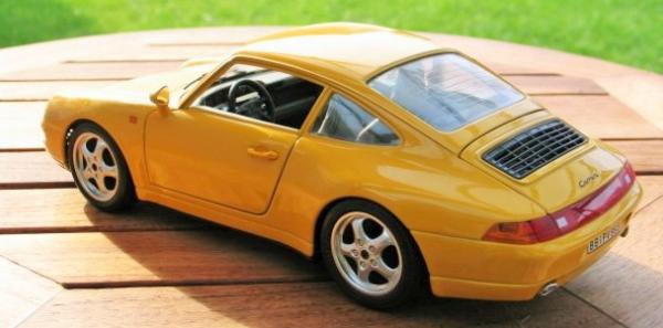 Bburago Porsche 911 Coupe (993), gelb, 1:18