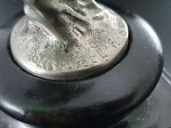 Rolls-Royce "Spirit of Ecstasy" Kühlerfigur auf Holzsockel (1911), Figurhöhe ca. 12,5 cm