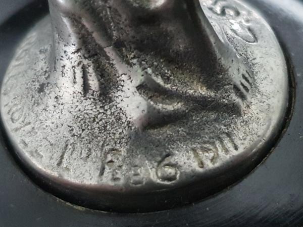 Rolls-Royce "Spirit of Ecstasy" Kühlerfigur auf Holzsockel (1911), Figurhöhe ca. 12,5 cm