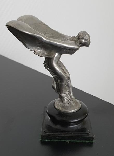 Rolls-Royce "Spirit of Ecstasy" Kühlerfigur auf Holzsockel (1911), Figurhöhe ca. 12,5 cm