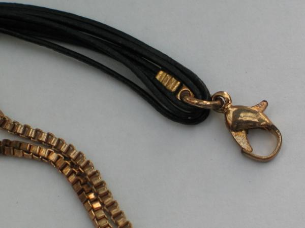 Modisches Armband aus Textil und Metall, goldfarbig -Schwarz-