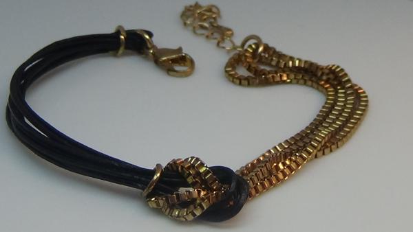 Modisches Armband aus Textil und Metall, goldfarbig -Schwarz-