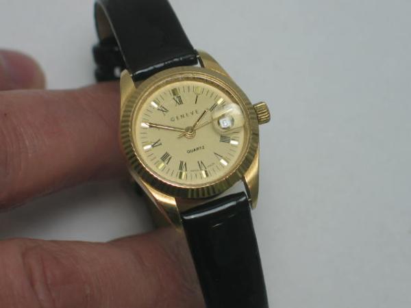 Geneve Damenarmbanduhr 750 Gold mit schwarzem Lackband
