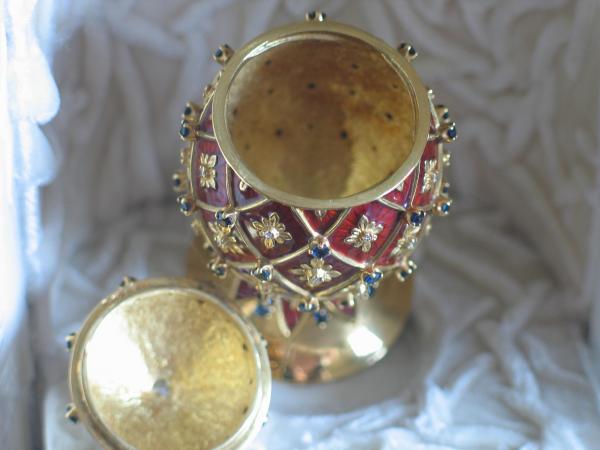 Schmuckei nach Faberge aus 750er Gold mit Diamanten und Saphiren, emailliert (rot), Gewicht: 138,0g