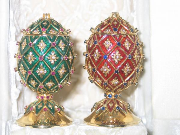 Schmuckei nach Faberge aus 750er Gold mit Diamanten und Rubinen, emailliert (grün), Gewicht: 142,8g