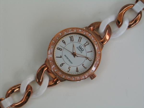 Q&Q Damenuhr mit Metallarmband, rosegold-weiß farben, Lünette mit Schmucksteinbesatz