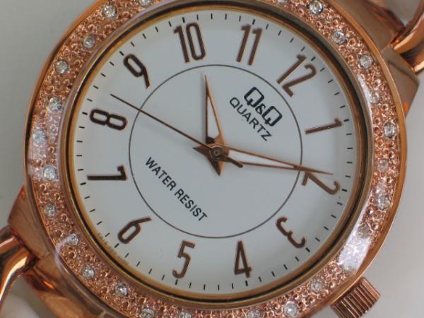 Q&Q Damenuhr mit Metallarmband, rosegold-weiß farben, Lünette mit Schmucksteinbesatz
