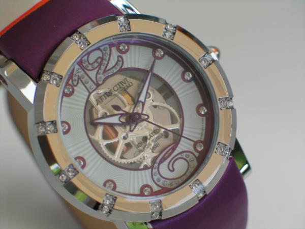 Attractive Damenuhr mit Kunstlederband, silberne Lünette mit Schmucksteinbesatz