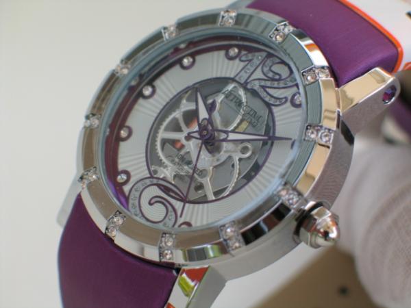 Attractive Damenuhr mit Kunstlederband, silberne Lünette mit Schmucksteinbesatz