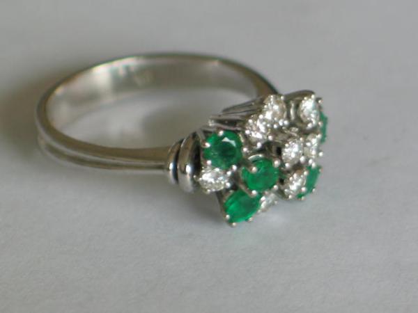 Diamant- Smaragdring aus 750er Weissgold, Größe 62, Gewicht: 7,8g