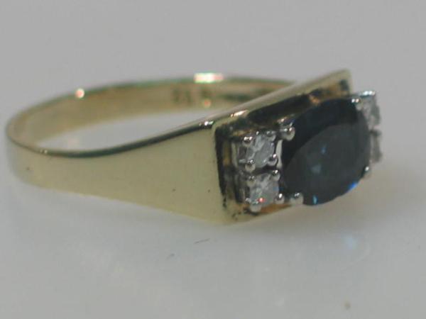 Saphirring mit 4 Diamanten aus 585er Gelbgold, Größe 55, Gewicht: 4,1g