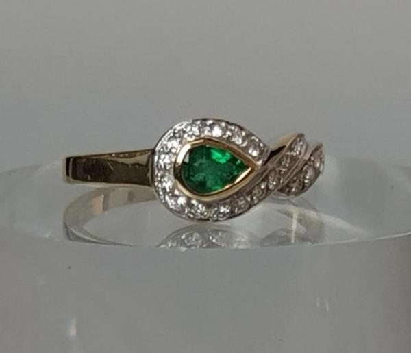 Smaragdring mit Diamantenbesatz aus 750er Gold, Größe: 55, Gewicht: 2,9g