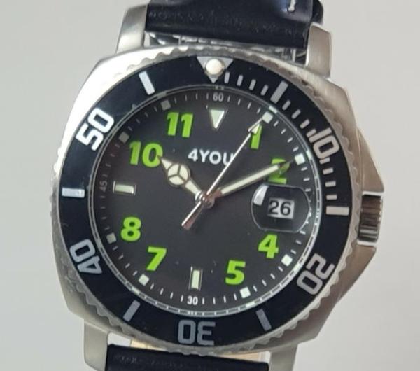 4You Unisex Armbanduhr mit gelochtem Rallyeband im Retrostil der 60er Jahre