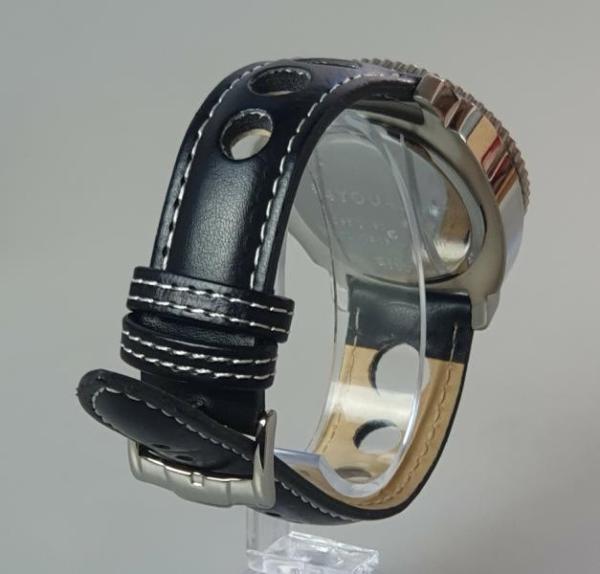 4You Unisex Armbanduhr mit gelochtem Rallyeband im Retrostil der 60er Jahre