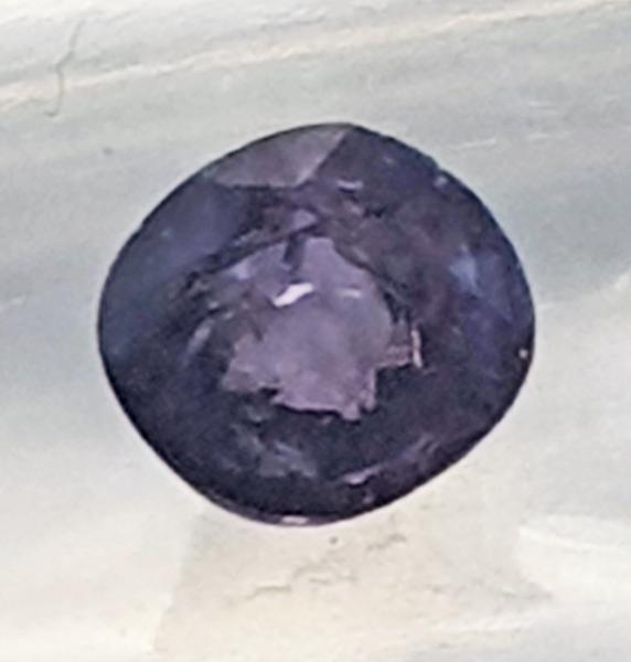 Saphir im Ovalschliff, Gewicht: 0.60 ct. Violett